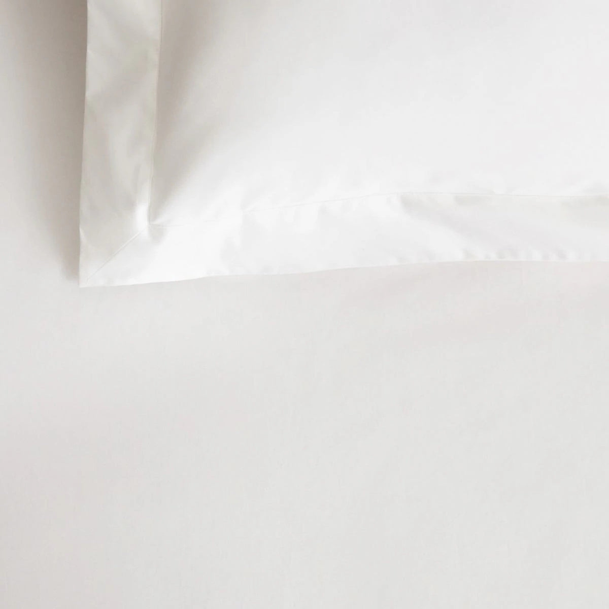 1200 TC Sateen Fitted Sheet in Snow